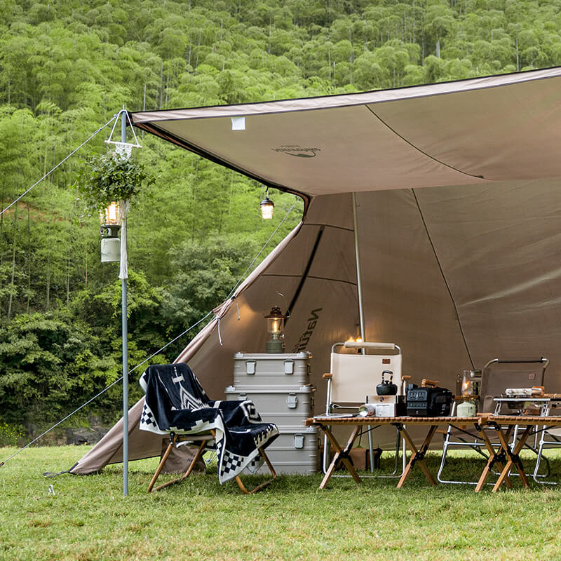 Abri double tour avec écran de projection et poteaux