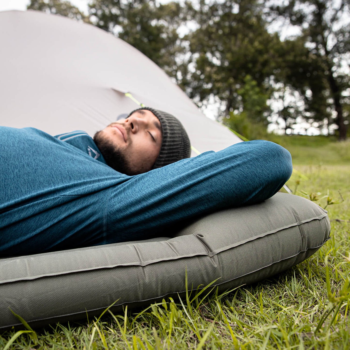 Matelas gonflable avec oreiller intégré